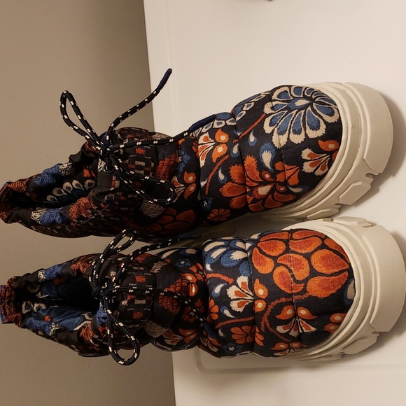 FARM Rio Pineapple Flower Lug Sole Puffer Bootie NWOT - Picture 3 of 8